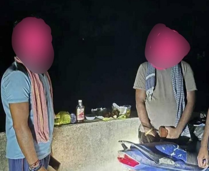 రాజవొమ్మంగిలో మద్యం సేవిస్తూ ఇద్దరు అరెస్ట్