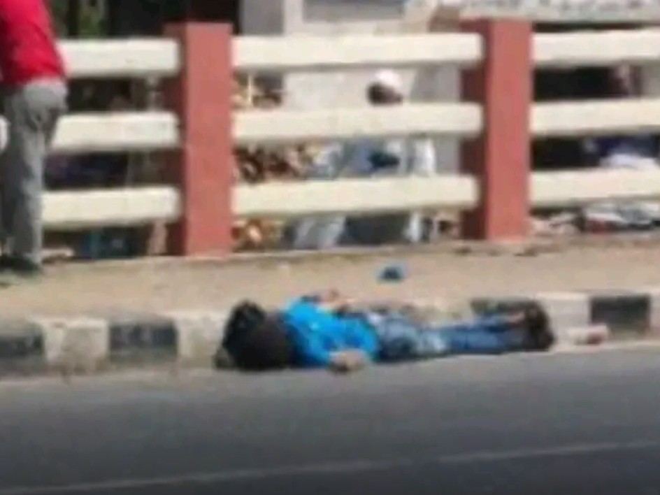 ఆటోలో నుంచి దూకి యువకుడు మృతి