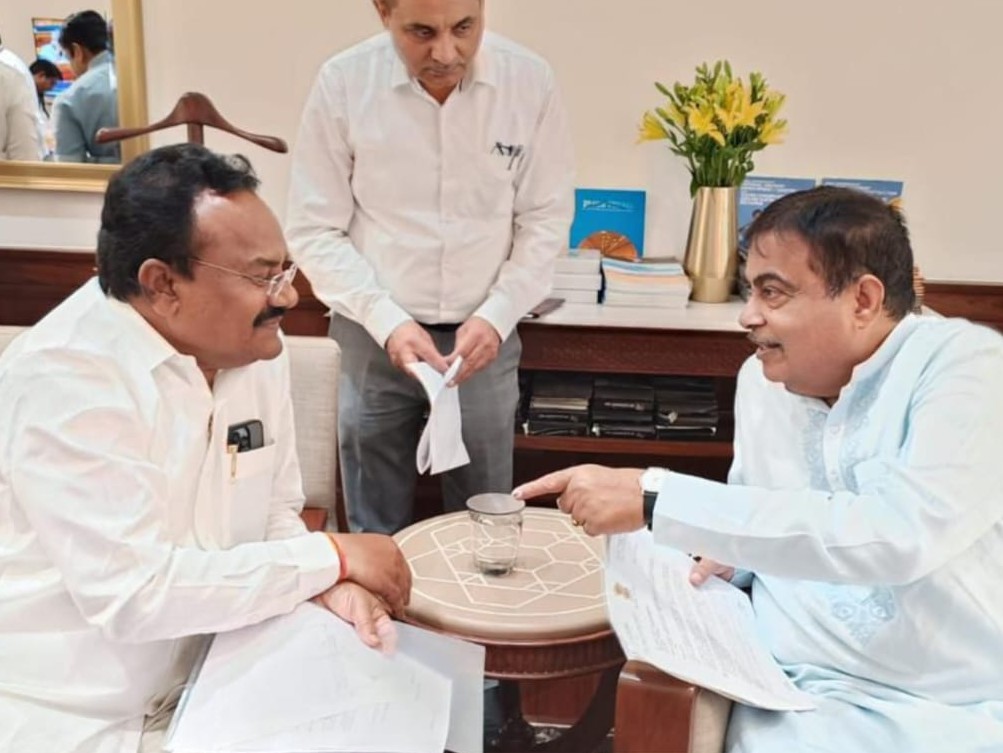 ‘రోడ్డు విస్తరణ పనులకు సహకరించాలని కేంద్ర మంత్రికి వినతి’