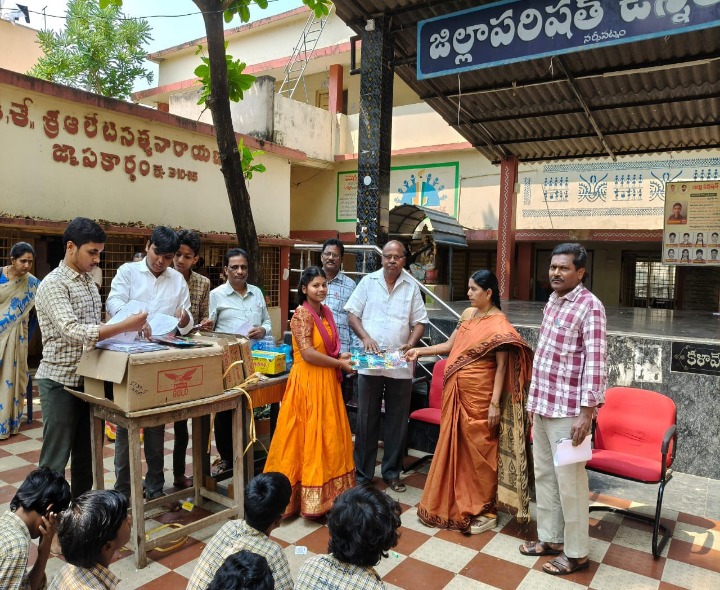 పదో తరగతి విద్యార్థులకు స్టడీ మెటీరియల్ పంపిణీ