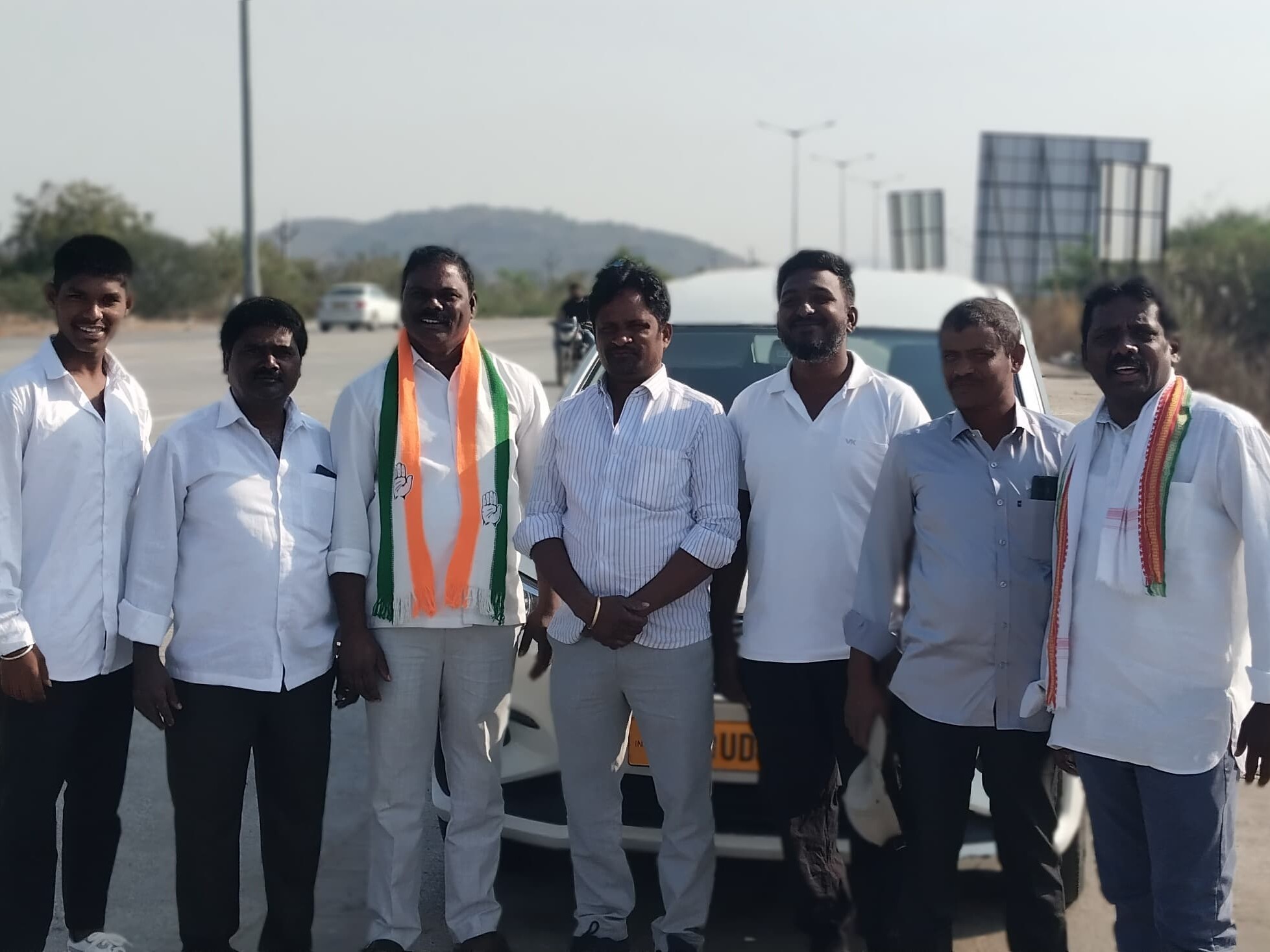 ప్రమాణ స్వీకార కార్యక్రమానికి తరలి వెళ్లిన కాంగ్రెస్ నేతలు