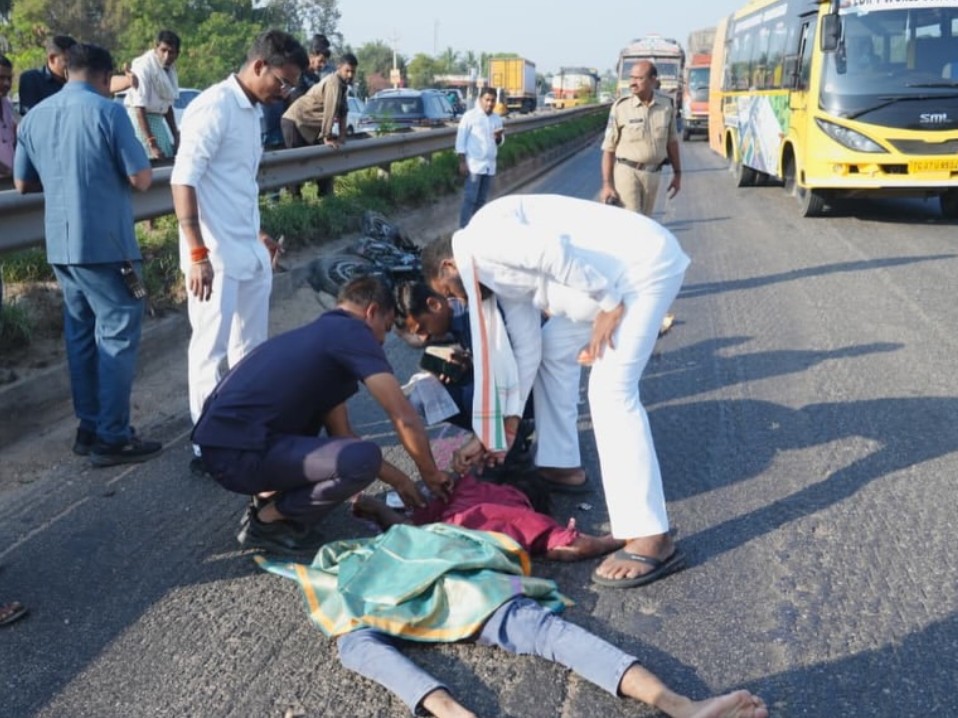 రోడ్డు ప్రమాద బాధితులకు మంత్రి ఆపన్నహస్తం