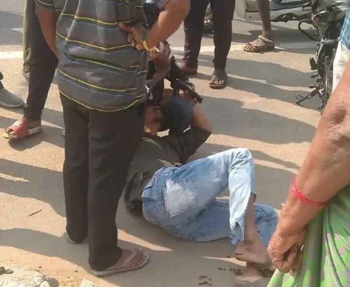 రోడ్డు ప్రమాదం.. వ్యక్తికి గాయాలు