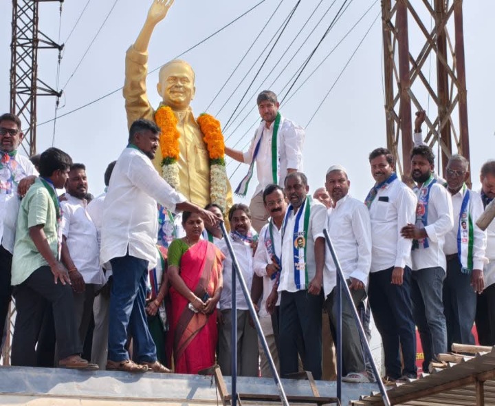 ఘనంగా వైసీపీ ఆవిర్భావ దినోత్సవం