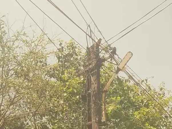 మండల కేంద్రంలో ప్రమాదకరంగా స్తంభం