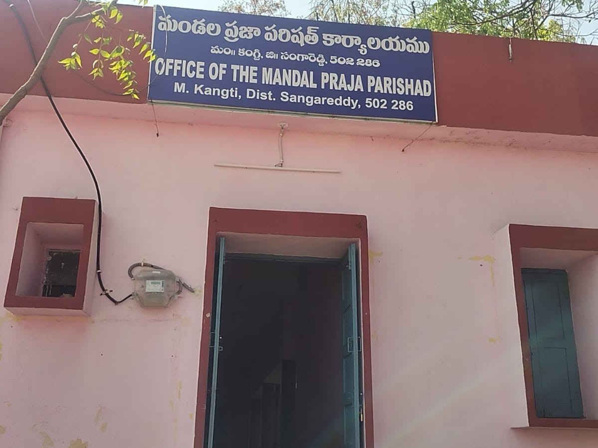 సమయపాలన పాటించని అధికారులు, సిబ్బంది