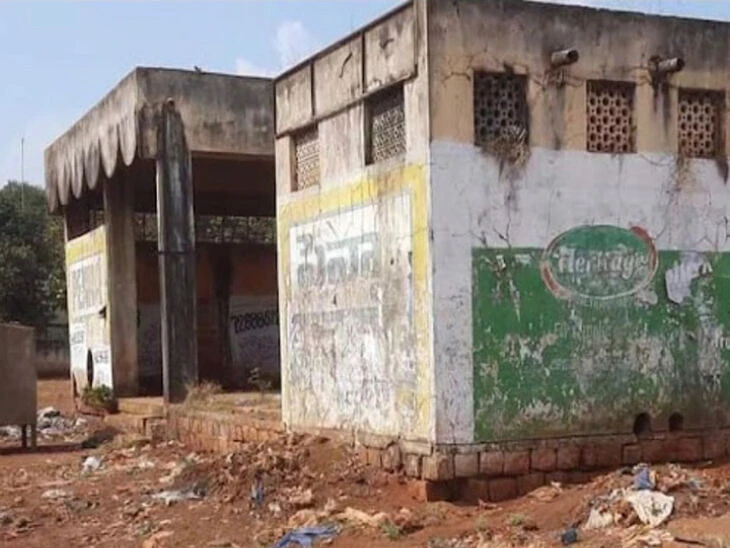 మర్పల్లి బస్టాండ్‌లలో మూత్రశాలల కొరత