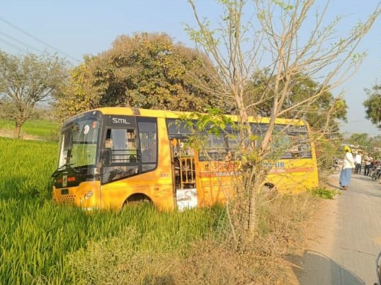 పంట పొలాల్లోకి దూసుకెళ్లిన స్కూల్ బస్సు