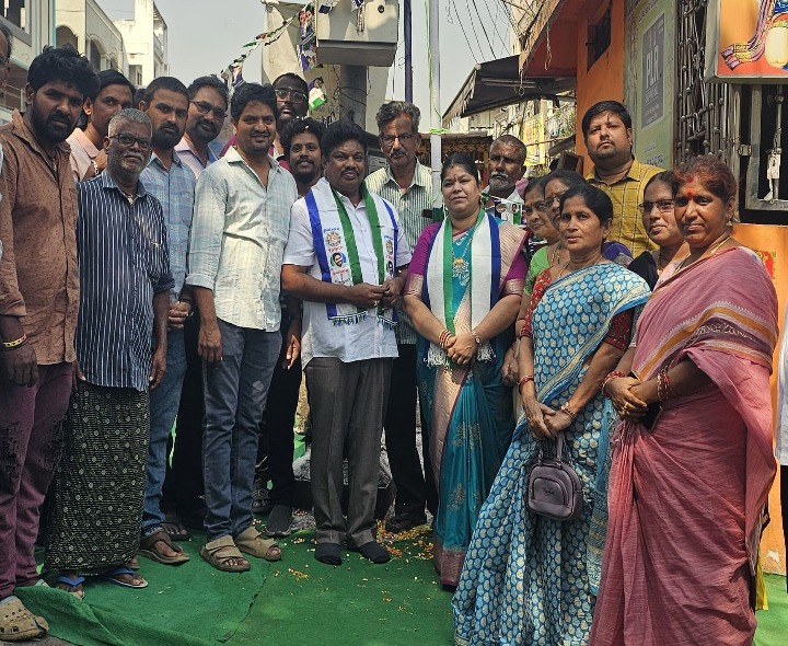 ఆరిలోవలో  వైసీపీ ఆవిర్భావ దినోత్సవ వేడుకలు