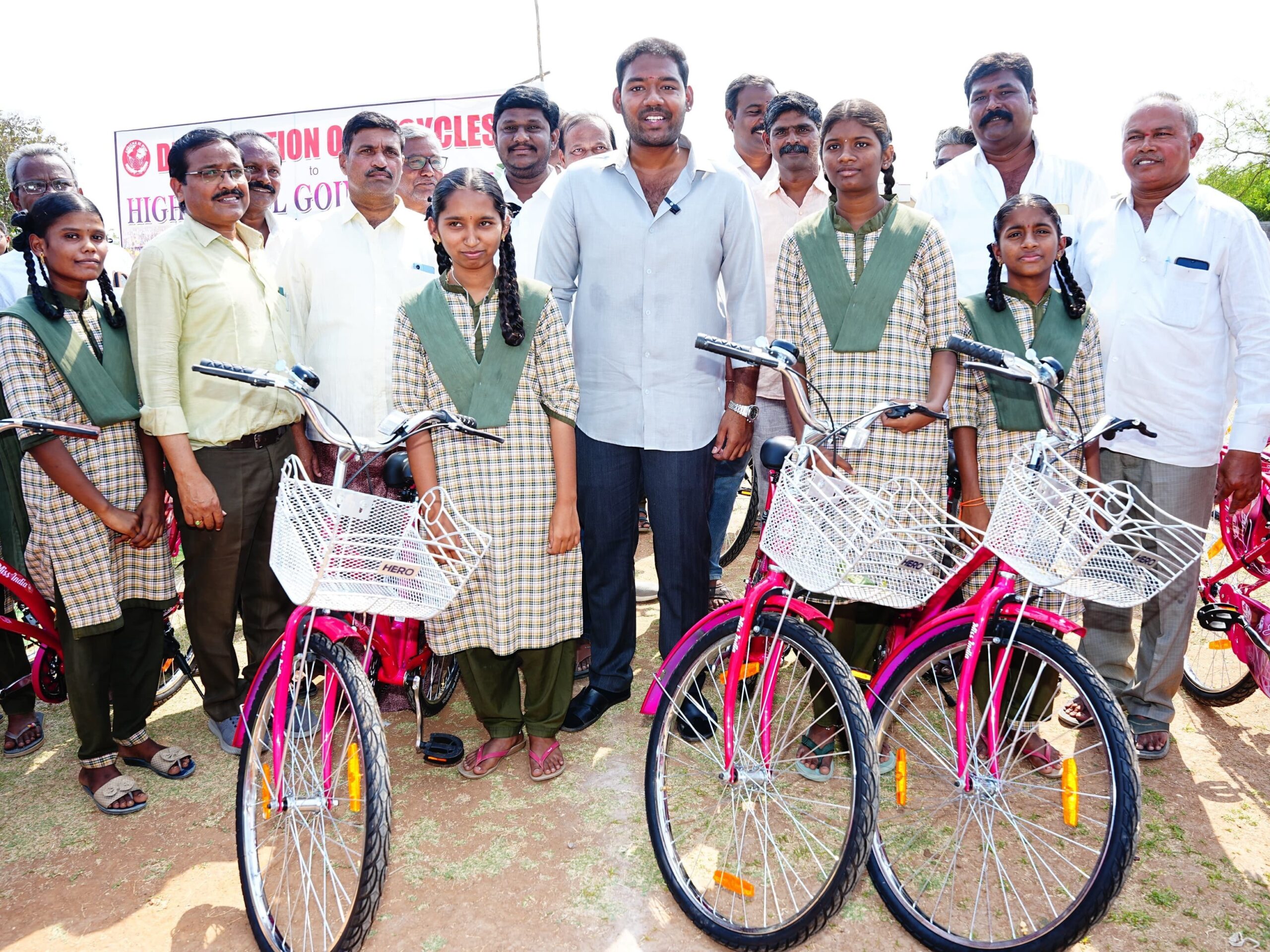 విద్యార్థులకు ఉచిత సైకిళ్ల పంపిణీ