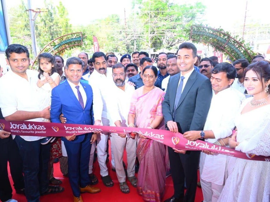 షోరూంను ప్రారంభించిన మంత్రి, ఎమ్మెల్యేలు