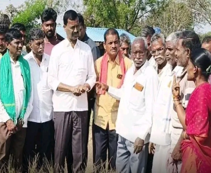 ఎండిన పంటలను పరిశీలించిన ఎమ్మెల్సీ సత్యం