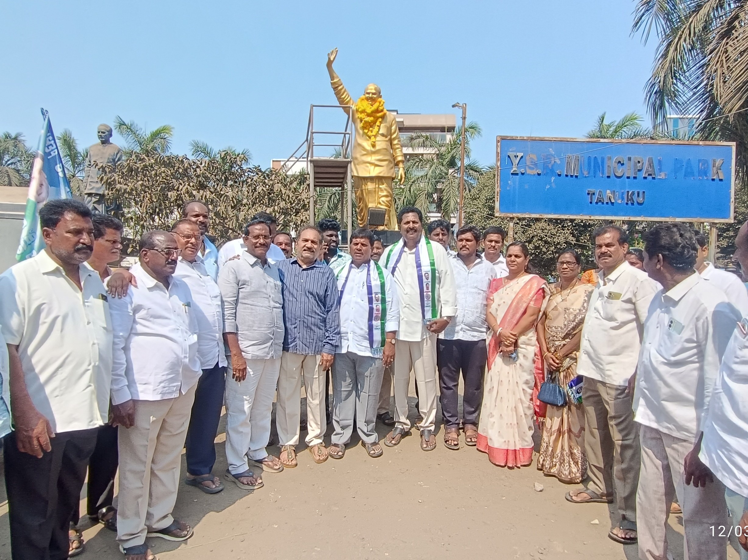 YSR విగ్రహానికి మరమ్మతులు చేపట్టాలి: ఎమ్మెల్సీ