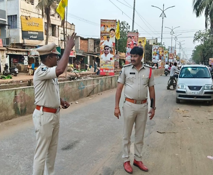 సింగరాయకొండలో పోలీసుల ఫుట్ పెట్రోలింగ్