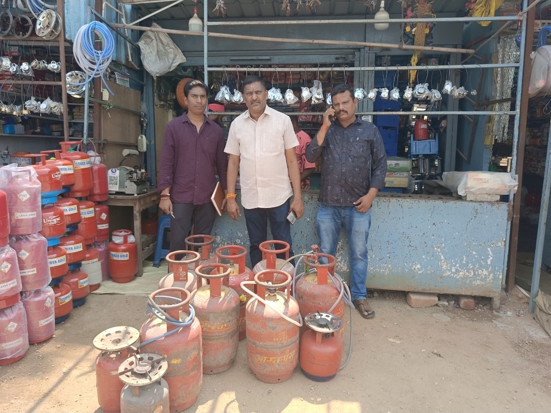 అక్రమ గ్యాస్‌పై మెరుపు దాడులు.. 22 సిలిండర్లు సీజ్