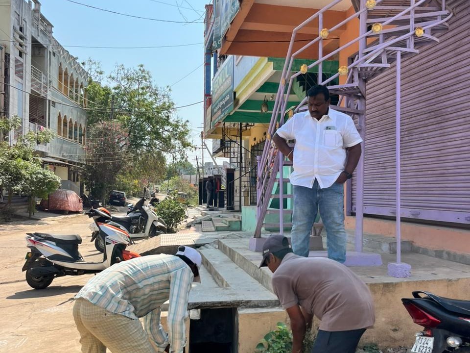 పారిశుద్ధ పనులు పర్యవేక్షించిన టీపీసీసీ సభ్యుడు