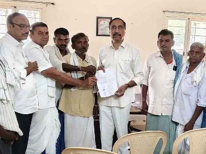 ‘సంఘ భవనానికి నిధులు మంజూరు చేయాలని వినతి’