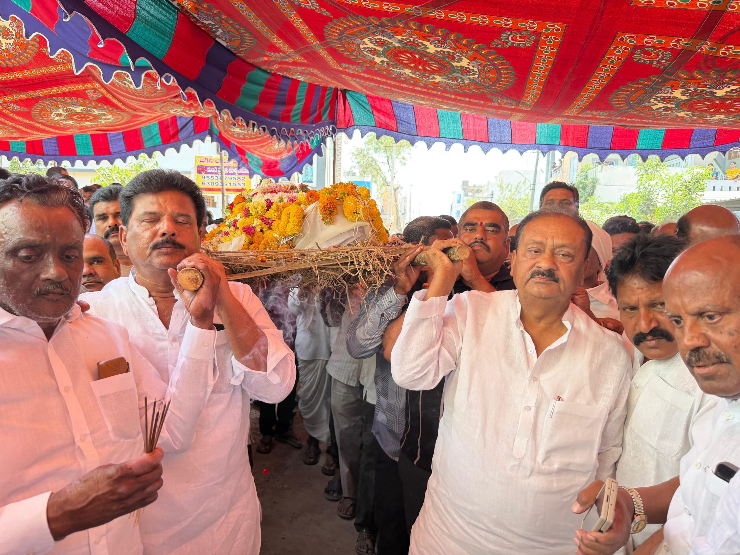 ముఖ్య అనుచరుడి పాడే మోసిన షబ్బీర్ అలీ