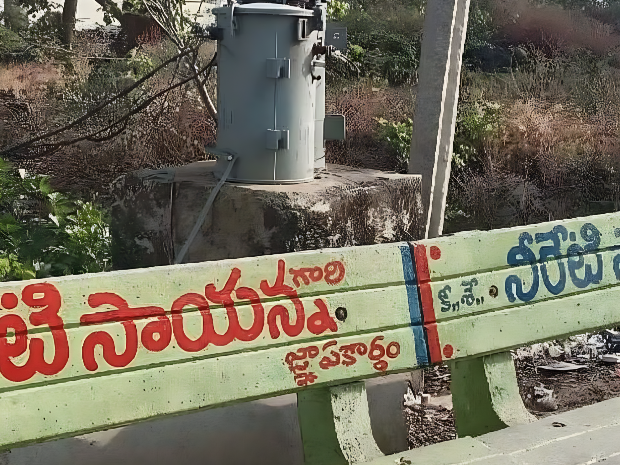 రహదారి పక్కన ట్రాన్స్‌ఫార్మర్‌తో ప్రమాదం