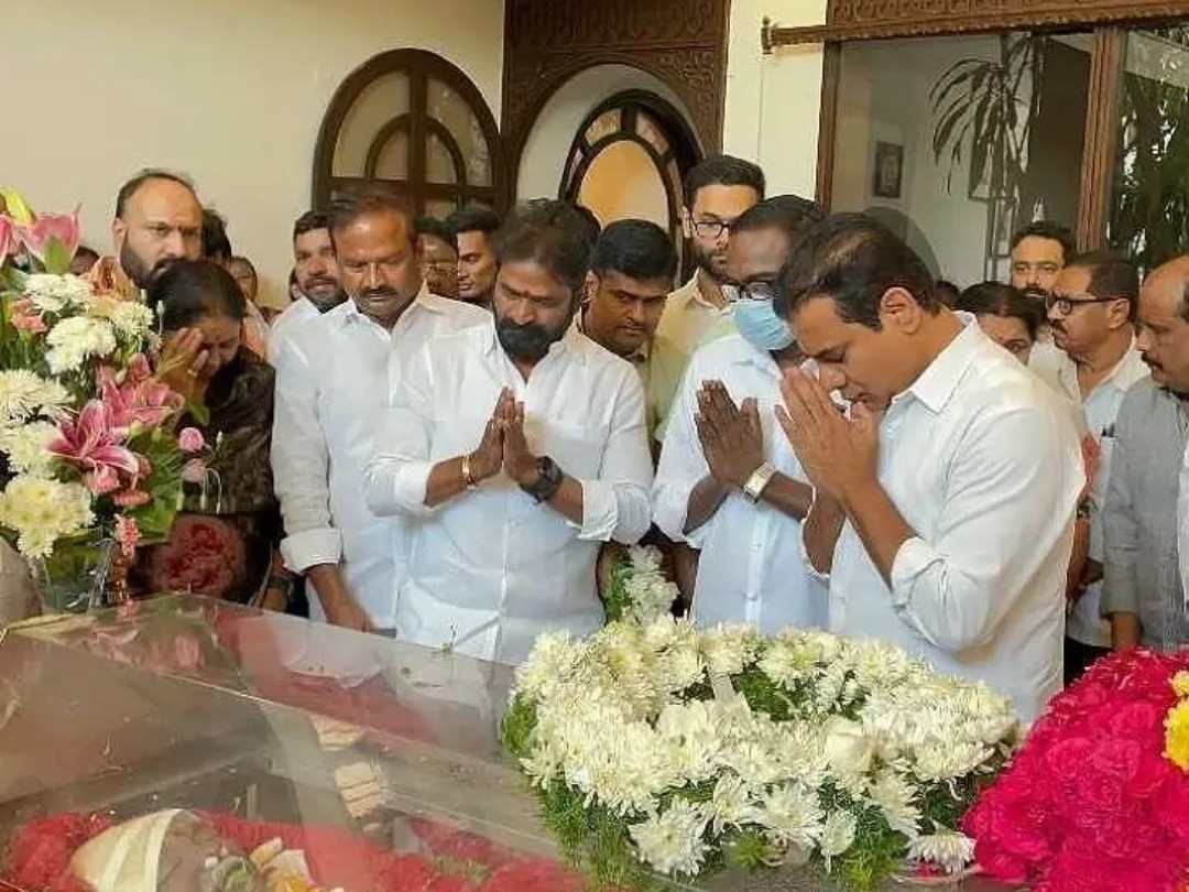 పార్థివ దేహానికి మాజీ మంత్రి నివాళి