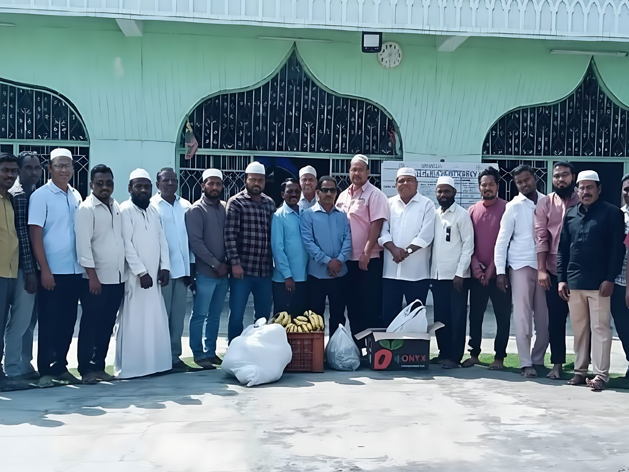 మసీదుల్లో రంజాన్ పండ్లు పంపిణీ