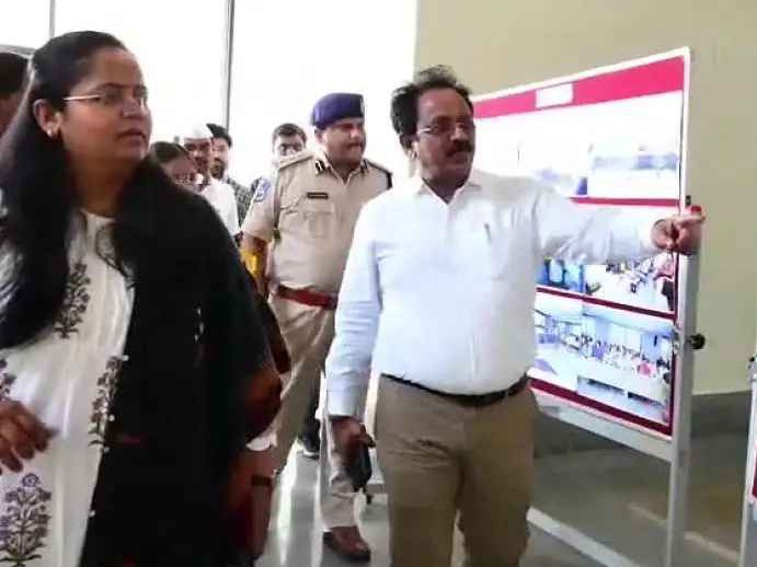 ఫొటో ప్రదర్శన తిలకించిన కలెక్టర్