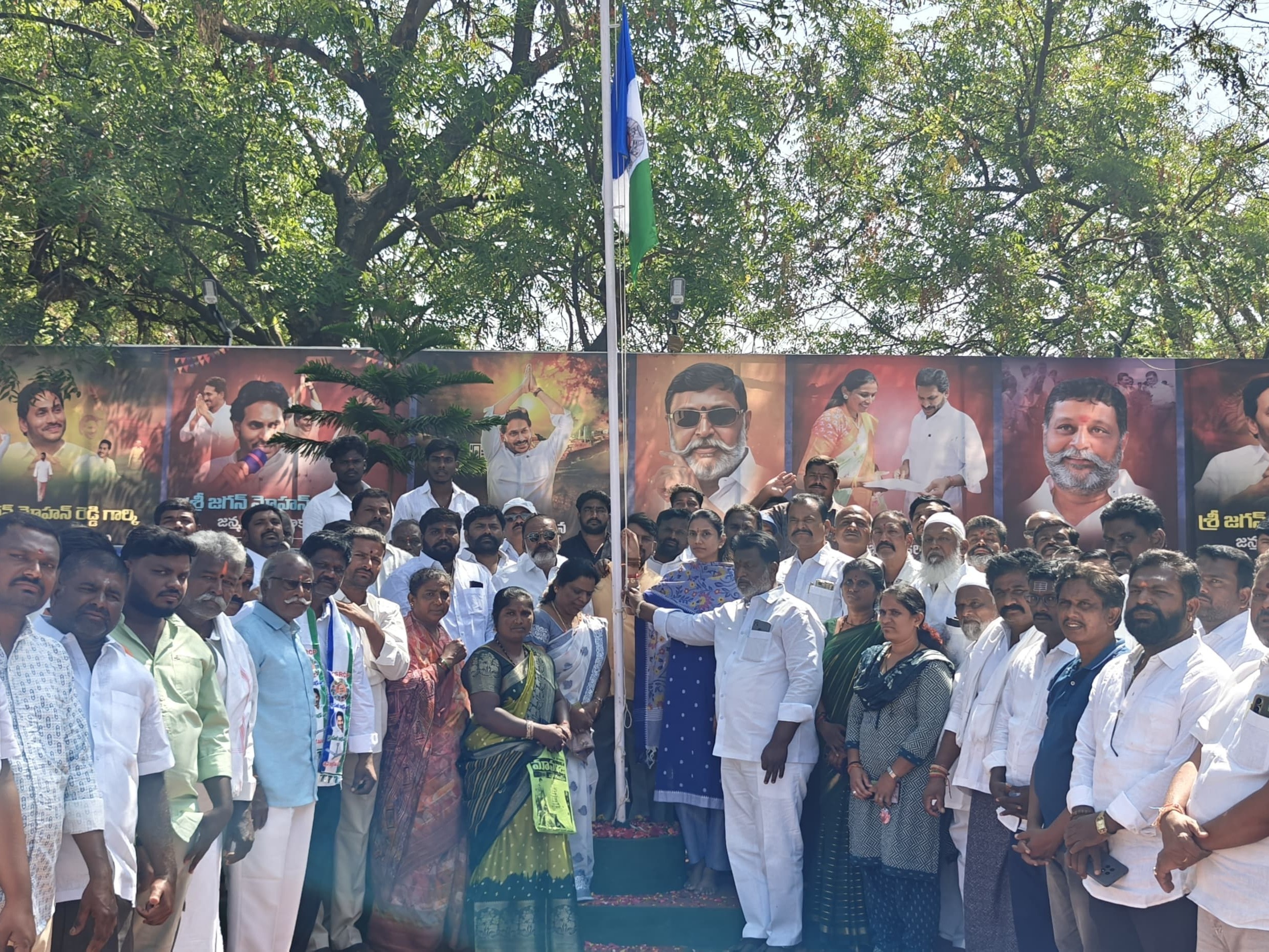 గుంతకల్లులో ఘనంగా వైసీపీ ఆవిర్భావ వేడుకలు