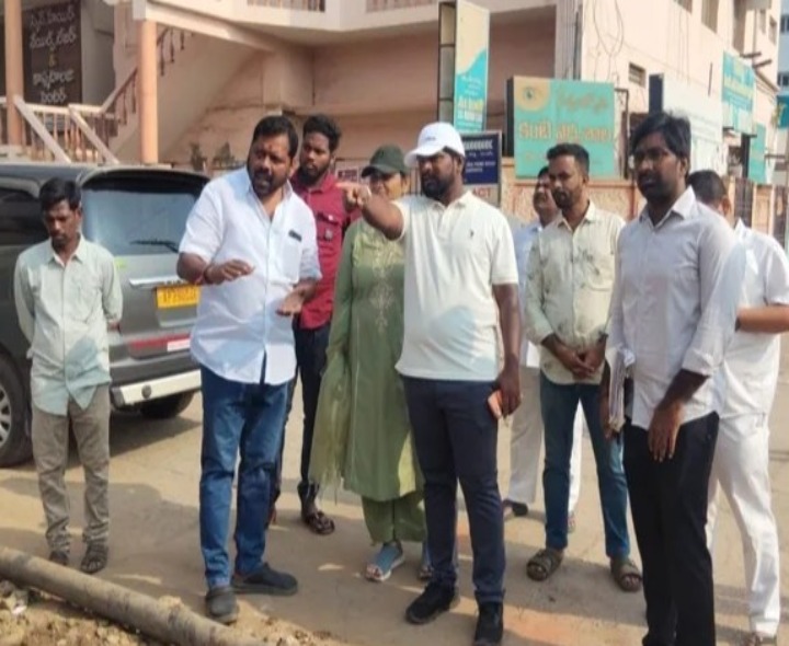 డ్రైనేజీ నిర్మాణ కాలువలు పరిశీలించిన కమిషనర్