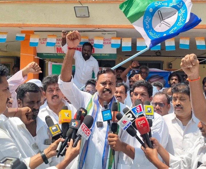 తాడేపల్లిగూడెంలో వైసీపీ ఆవిర్భావ దినోత్సవ వేడుకలు