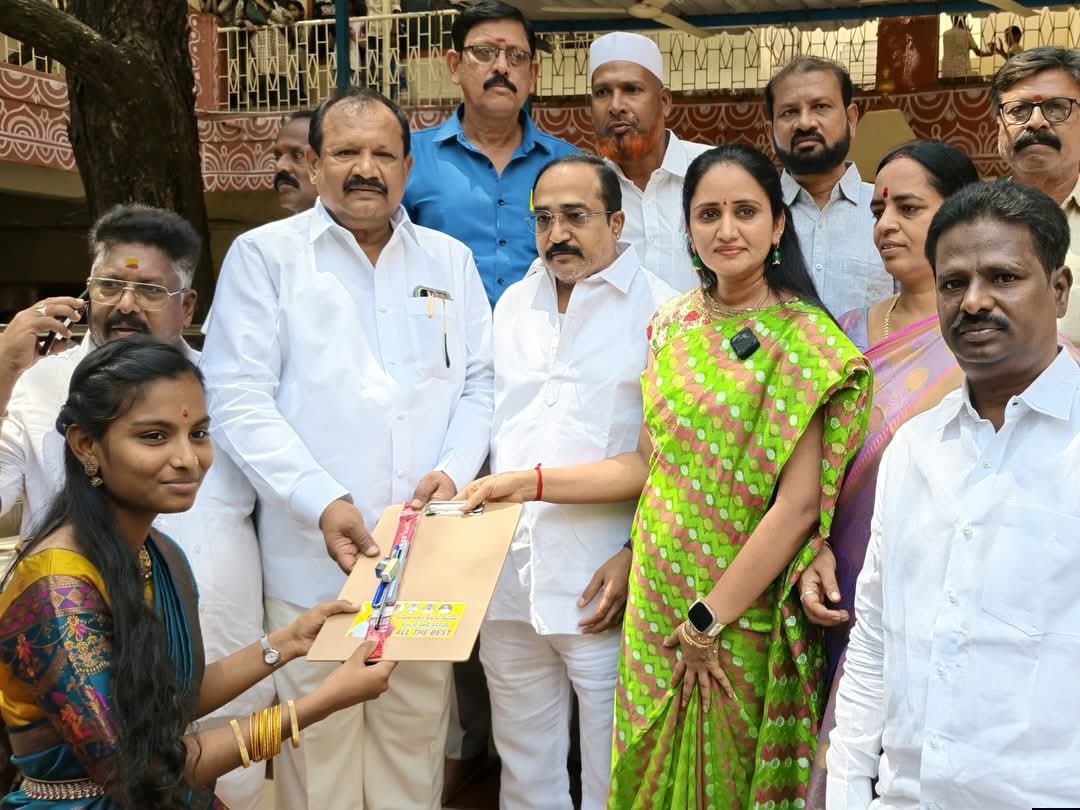 తొలి జీతం విద్యార్థుల కోసం ఖర్చు చేసిన చైర్‌పర్సన్