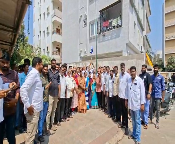 ఘనంగా వైసీపీ పార్టీ ఆవిర్భావ దినోత్సవ వేడుకలు