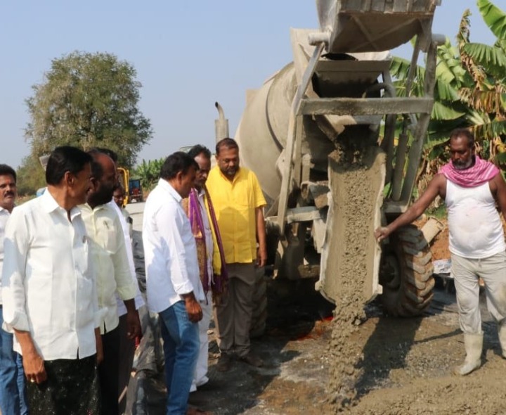 మిట్టమీదపల్లెలో సీసీ రోడ్ల నిర్మాణానికి శంకుస్థాపన