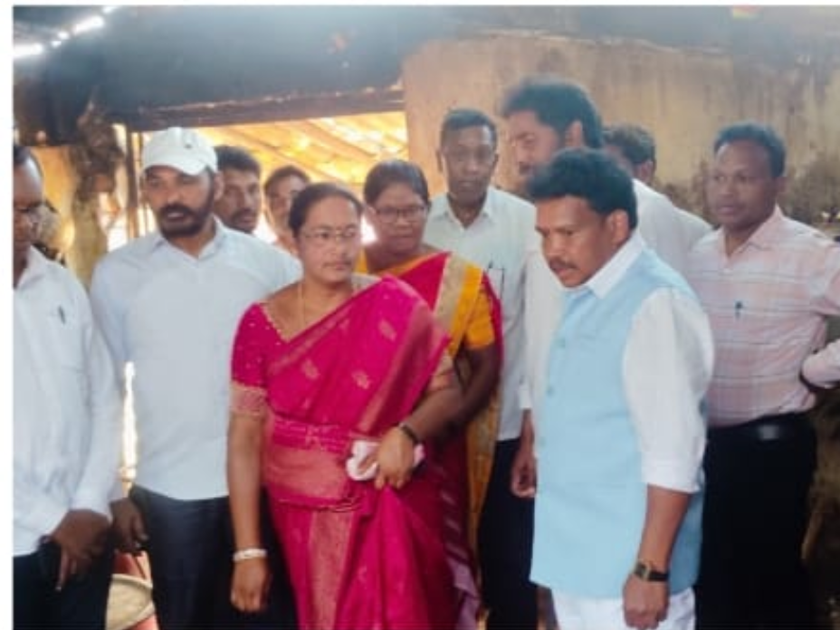 పాఠశాలలో ఎస్టీ కమిషన్ సభ్యుడు తనిఖీ