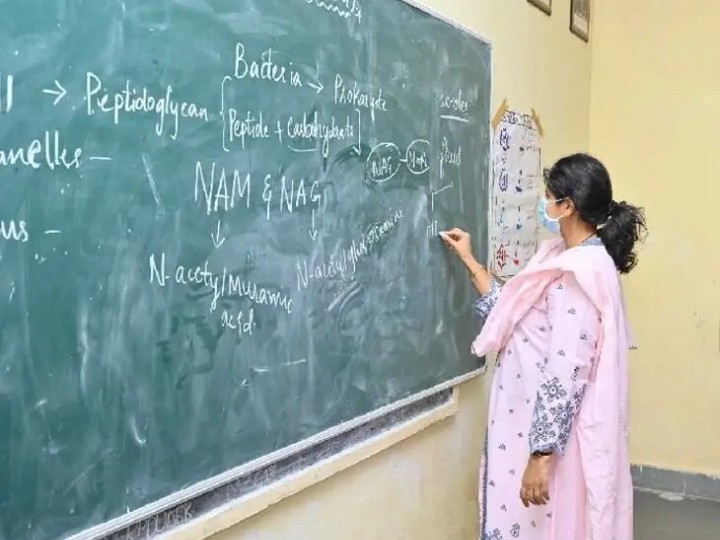 డిగ్రీ విద్యార్థినులకు కలెక్టర్ పాఠాలు