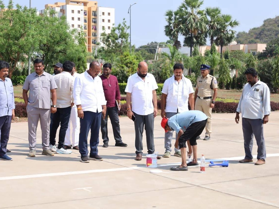 హెలిప్యాడ్‌ ప్రాంతాన్ని పరిశీలించిన ఎమ్మెల్యే
