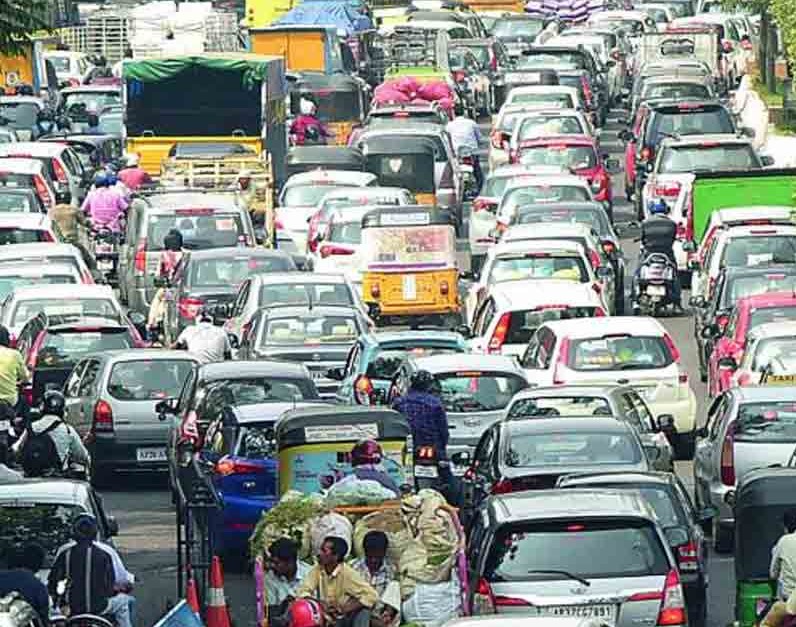 ట్రాఫిక్ జాం.. వాహనాదారులకు ఇబ్బందులు