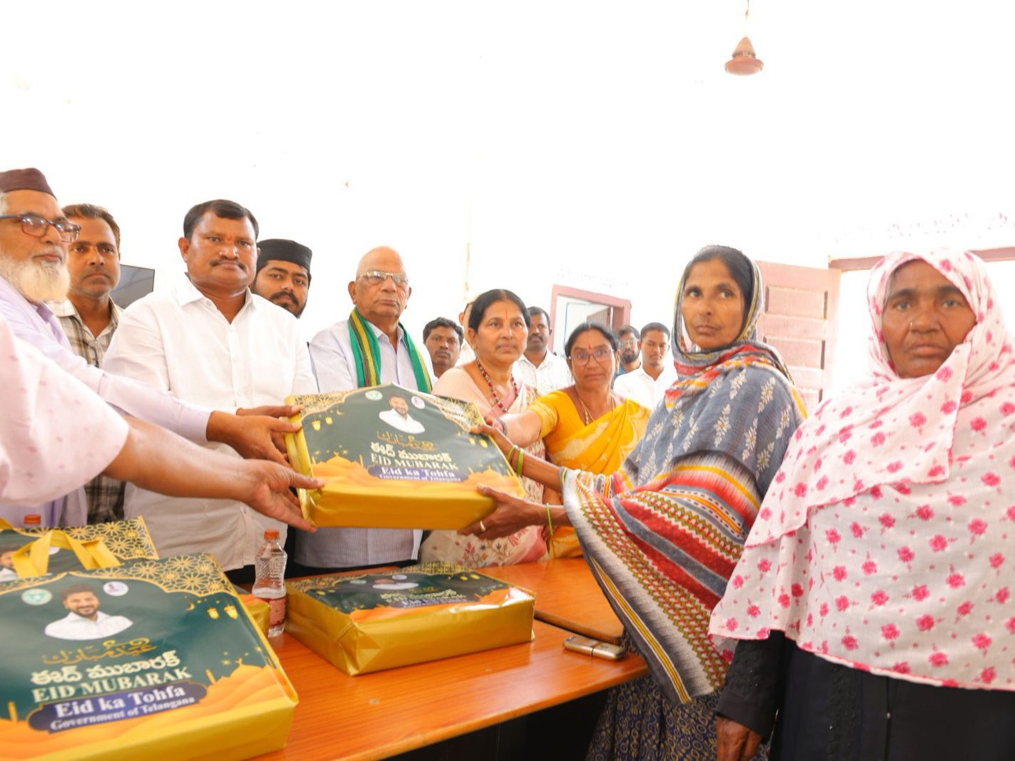 రంజాన్ తోఫా అందజేసిన ఎమ్మెల్యే