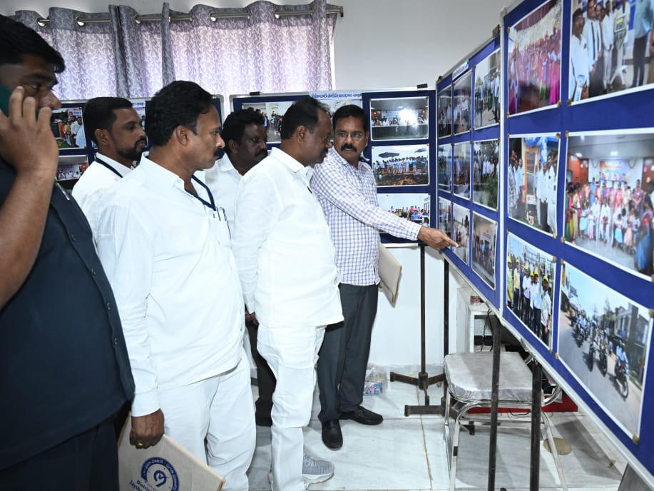 ఫోటో ఎగ్జిబిషన్‌ను వీక్షించిన.. MLA, కలెక్టర్