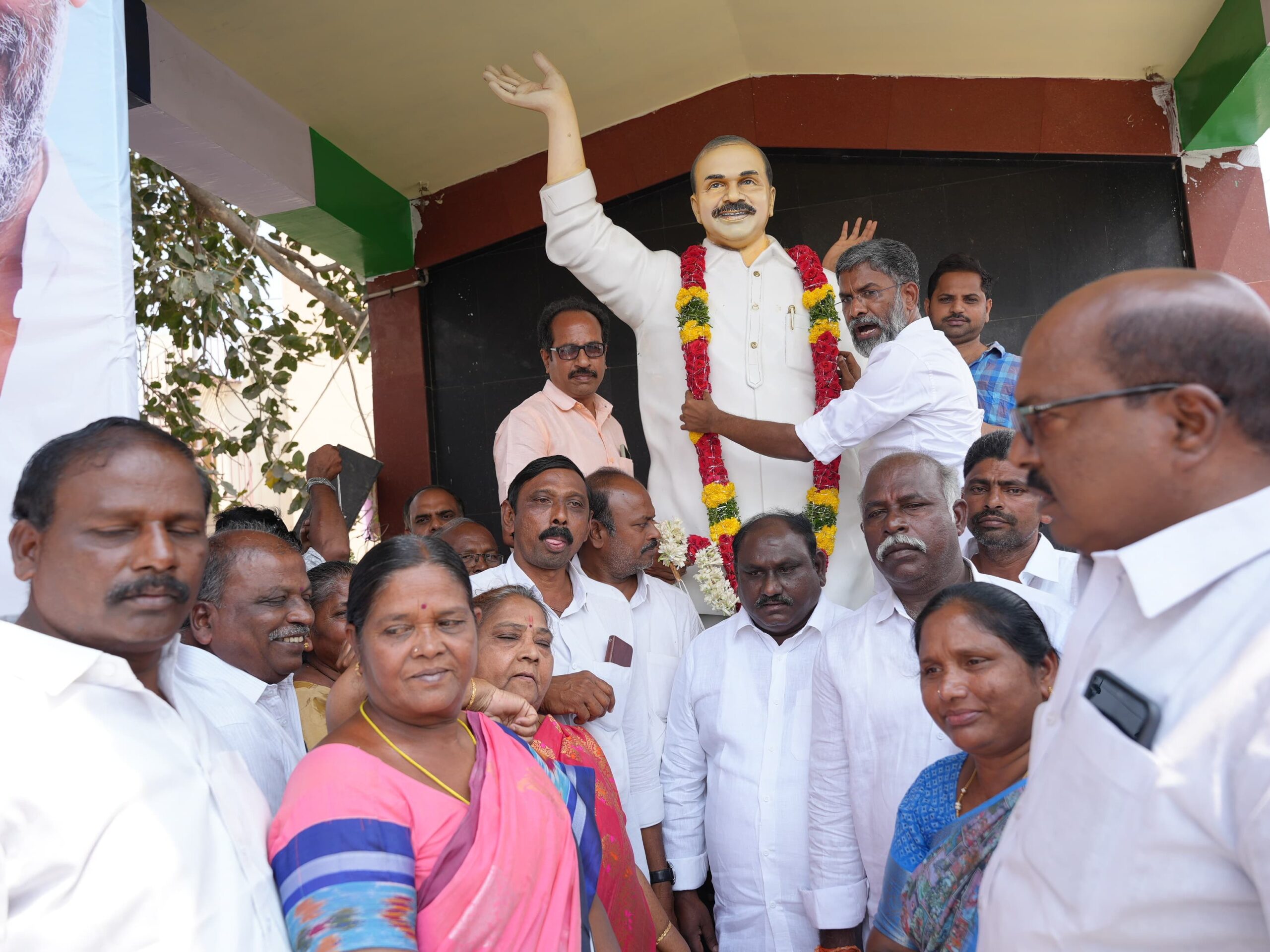 ఘనంగా వైసీపీ 16వ ఆవిర్భావ దినోత్సవ వేడుకలు