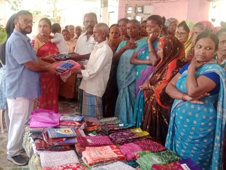 రంజాన్ సందర్భంగా పేదలకు దుస్తులు పంపిణీ