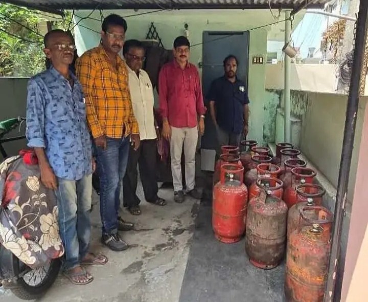 నరసాపురంలో గ్యాస్ సిలిండర్ల అక్రమ నిల్వలపై దాడులు