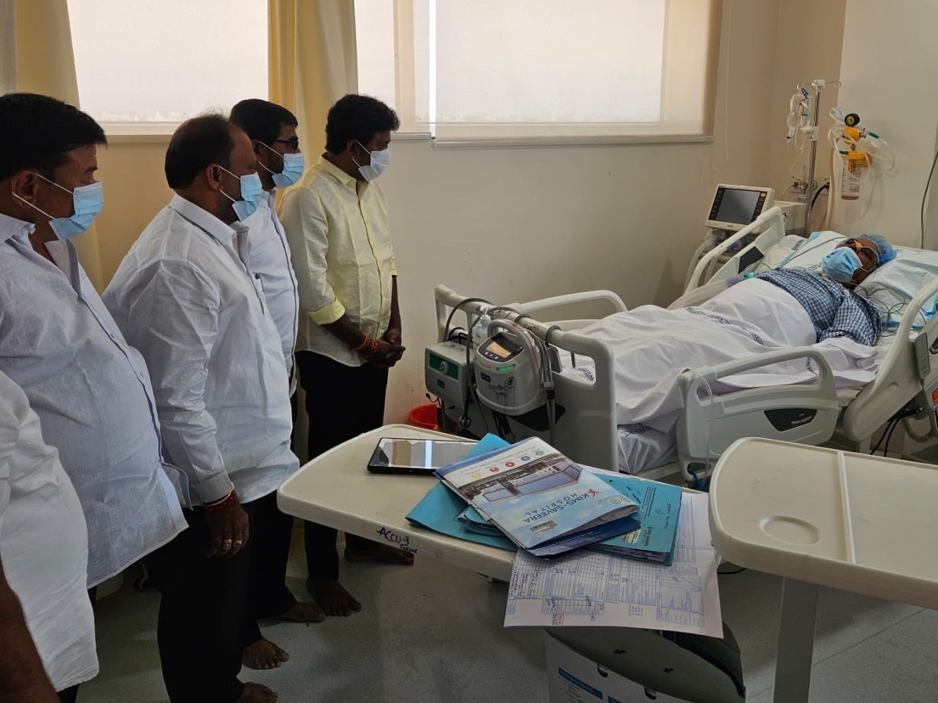 హనుమంతరాయ చౌదరిని పరామర్శించిన ఎమ్మెల్యే