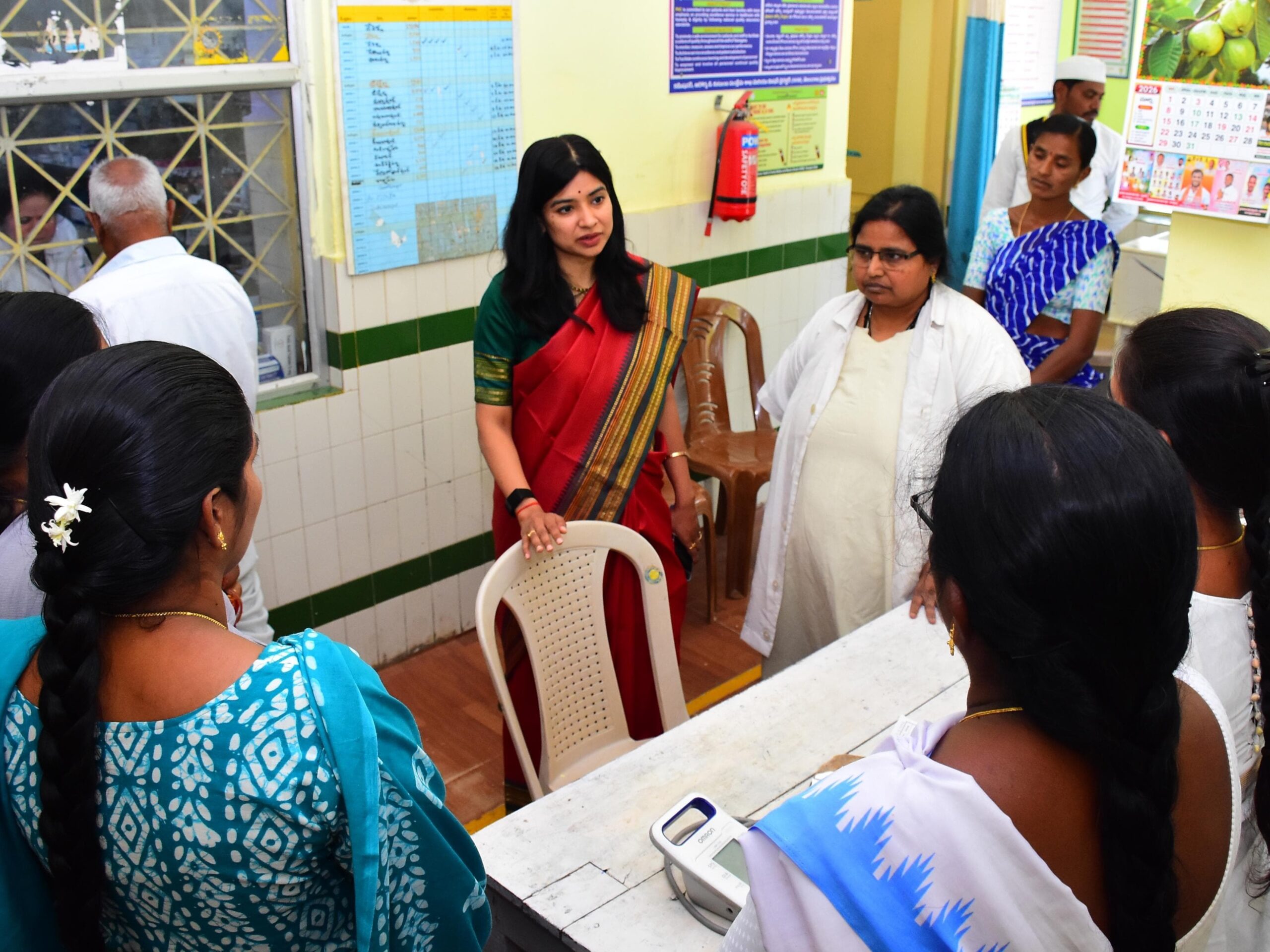 ఆరోగ్య కేంద్రాన్ని తనిఖీ చేసిన కలెక్టర్