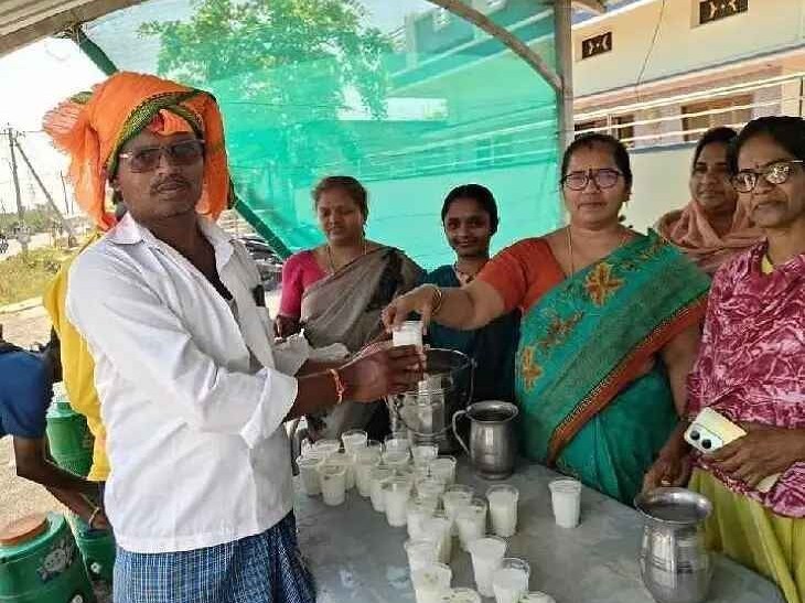 పాదయాత్రికులకు మజ్జిగ పంపిణీ