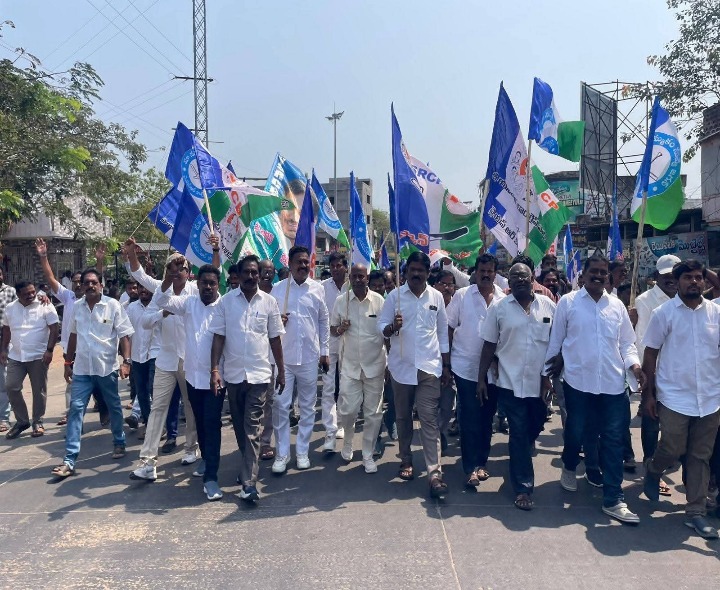 నరసాపురంలో వైసీపీ ఆవిర్భావ దినోత్సవ వేడుకలు