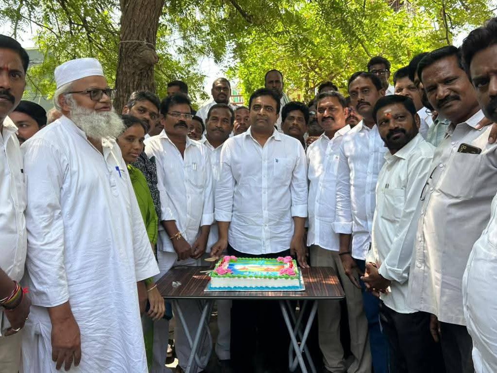 వైఎస్ఆర్ విగ్రహానికి నివాళులర్పించిన మాజీ ఎమ్మెల్యే