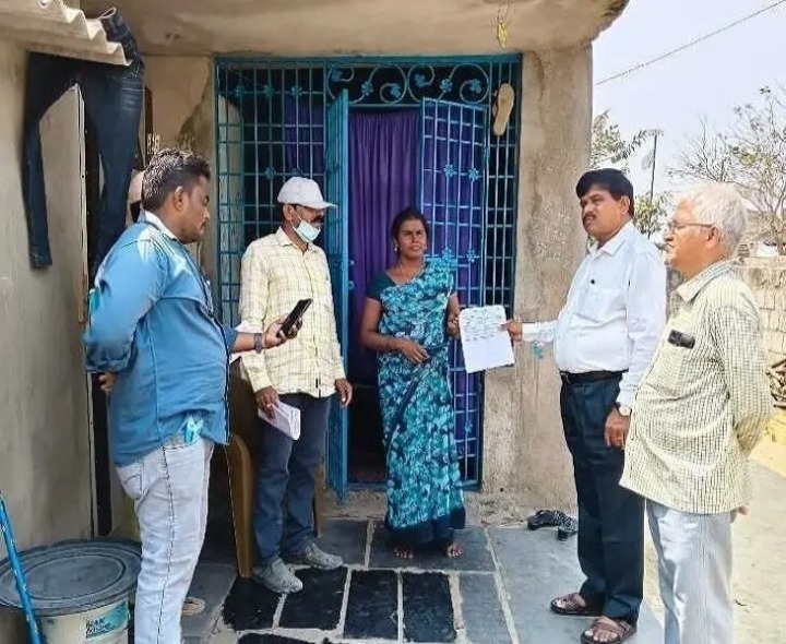 ఇంటి పన్నుల వసూలు ప్రక్రియను పరిశీలించిన అధికారి