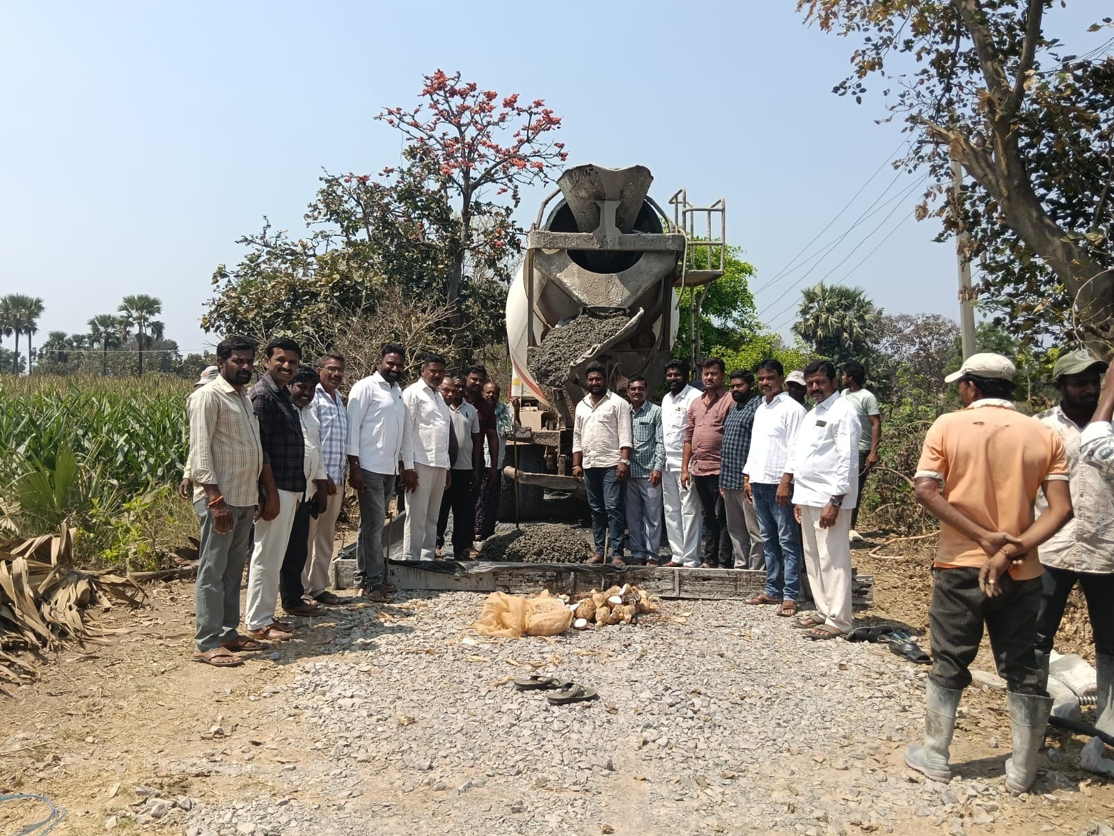 సీసీ రోడ్డు నిర్మాణ పనులకు శ్రీకారం