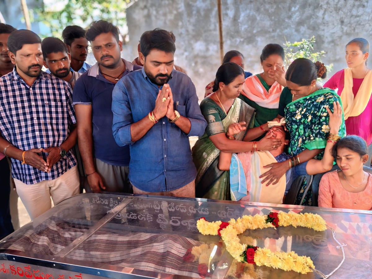 బాధిత కుటుంబాన్ని పరామర్శించిన.. వార్డ్ కౌన్సిలర్