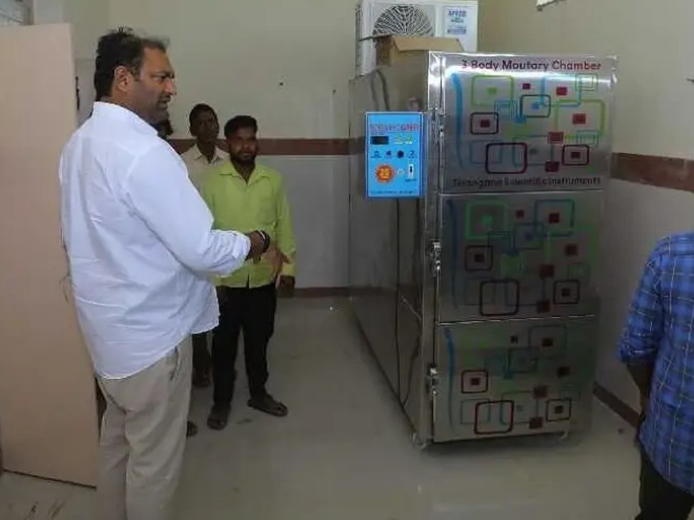 ఆసుపత్రిలో మార్చురీని పరిశీలించిన ఎమ్మెల్యే